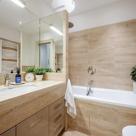 Days - 1min Old Town Square - 1bdr - Parizska Street Apartment Prague