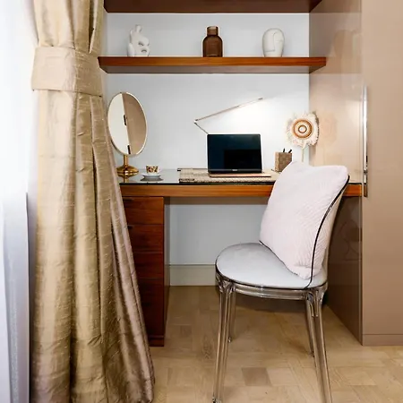 Days - 1min Old Town Square - 1bdr - Parizska Street Апартаменты Прага