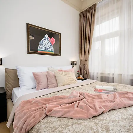 Days - 1min Old Town Square - 1bdr - Parizska Street Апартаменты Прага